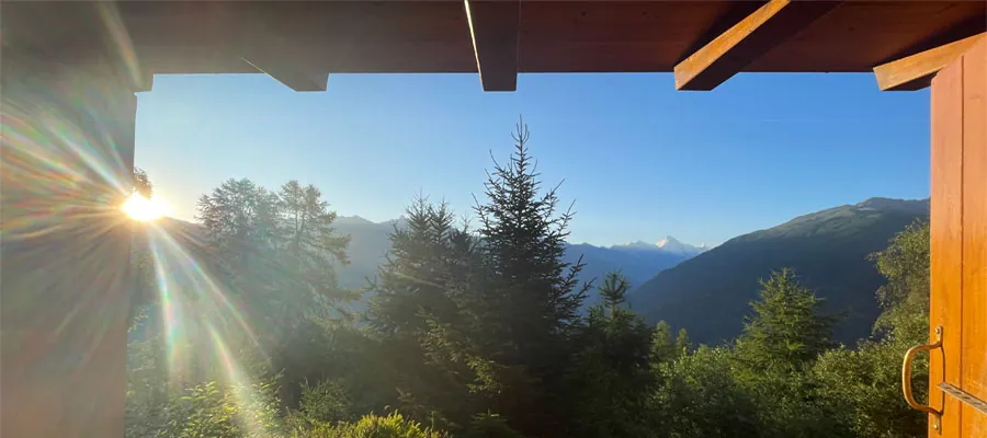 Blick aus dem Schlafzimmerfenster auf die Berge