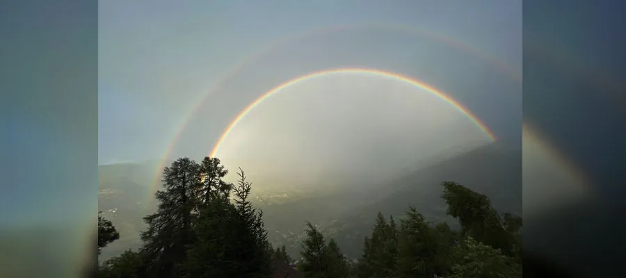 Doppelter Regenbogen über dem Tal