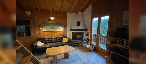 Wohnraum mit Kamin