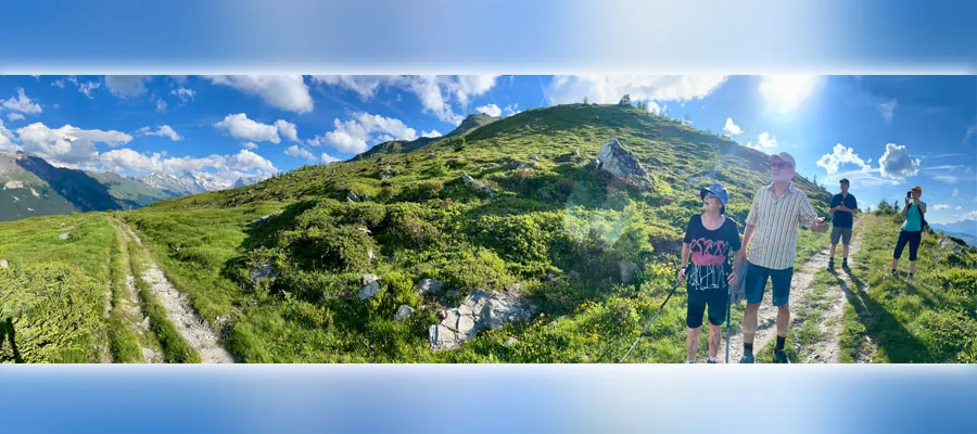 Wanderweg mit Bergpanorama