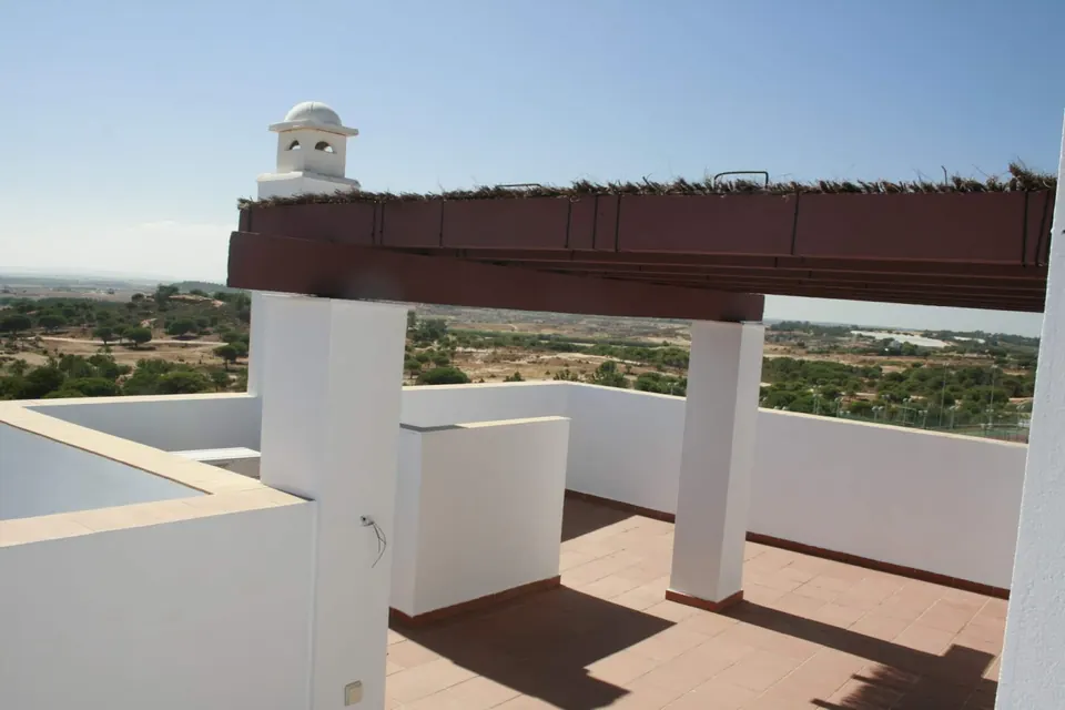 Dachterrasse mit Blick über die Pinienwälder