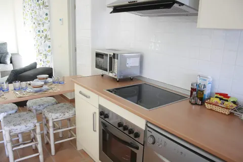 Küchenzeile mit Ceranfeld und Backofen