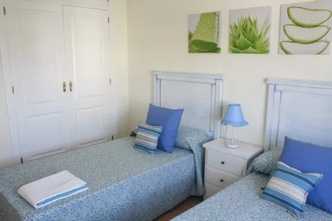 Schlafzimmer mit zwei Einzelbetten