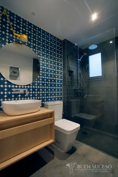 Bad 1 mit Dusche und Fliesen in Blau