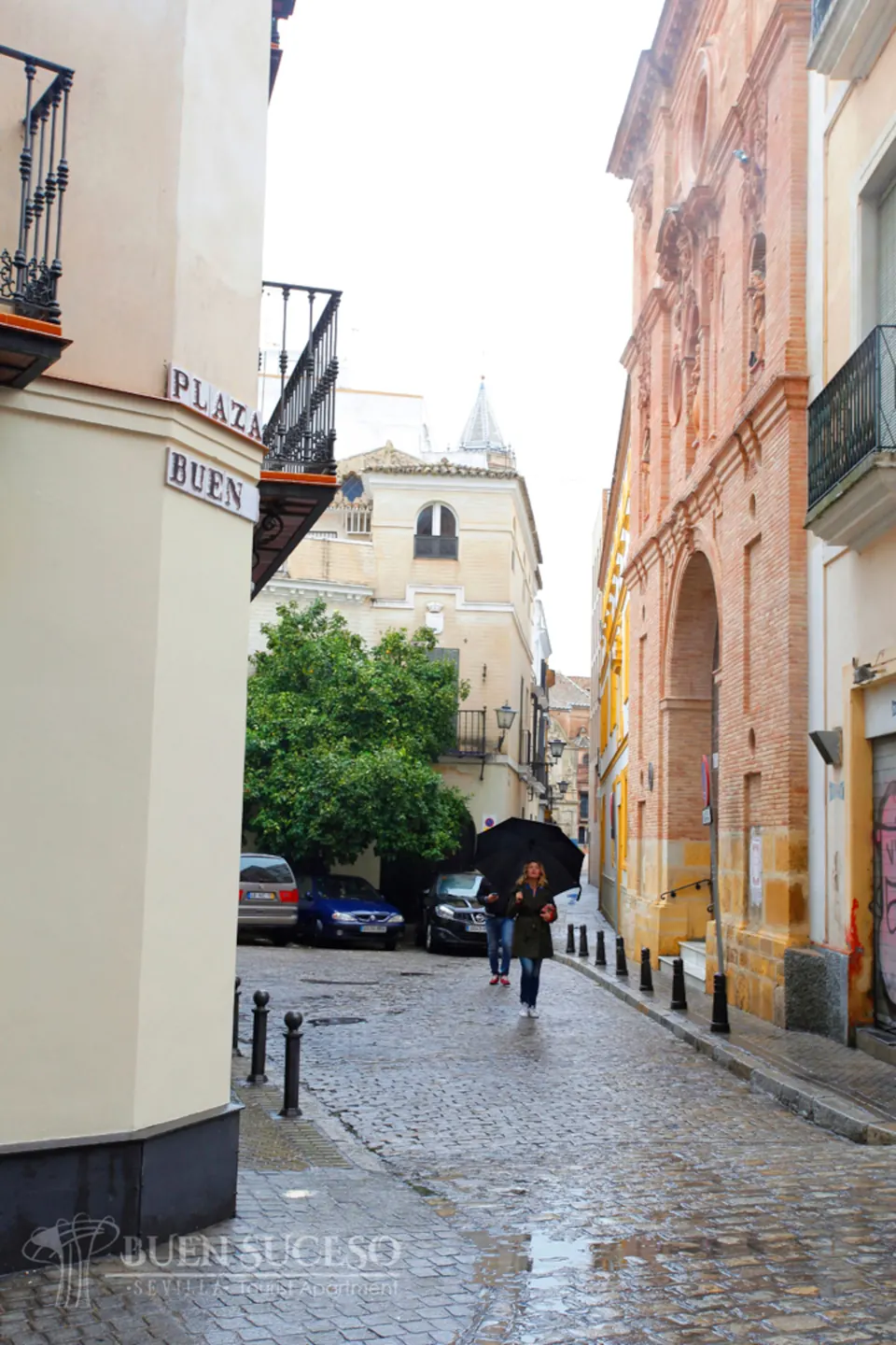 Gasse in der Altstadt von Sevilla vor der Wohnung