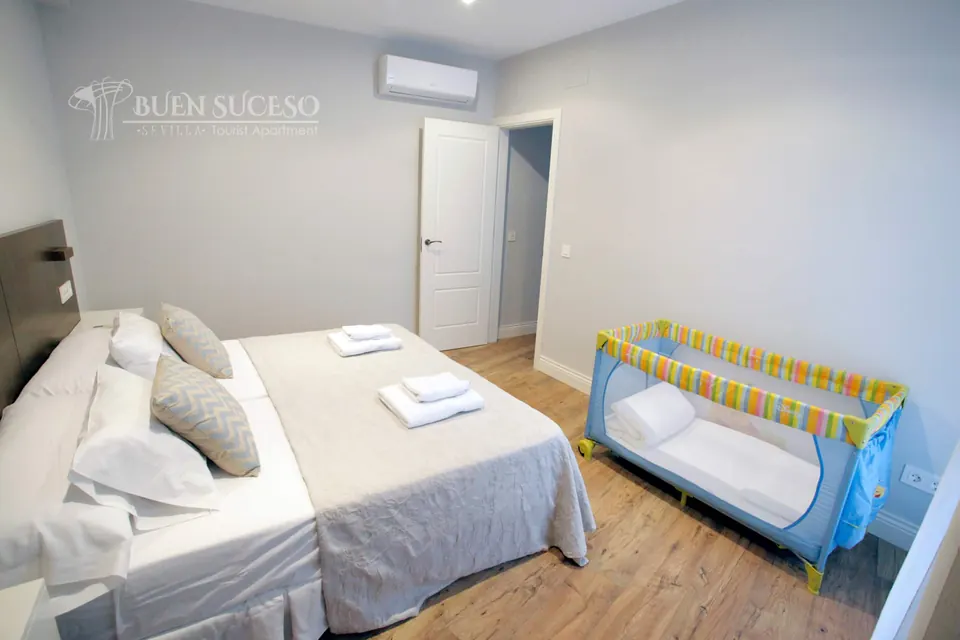 Schlafzimmer mit Babybett