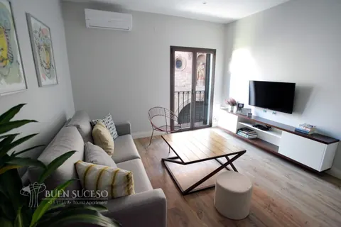Wohnraum mit Fenstertür zum kleinen Balkon